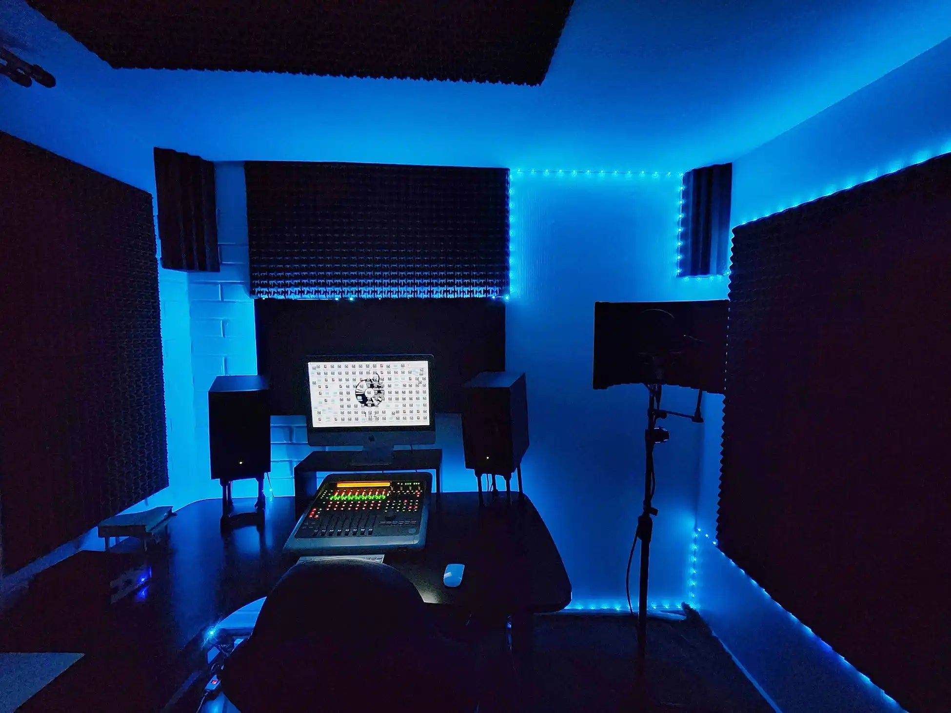 Fondo de estudio tratamiento acustico espumas y paneles de lana mineral con fondo azul 