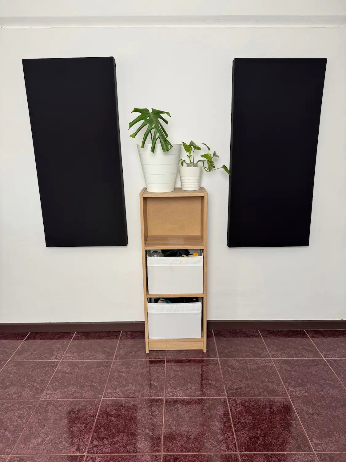Paneles de lana mineral acusticos en uso en pared blanca 